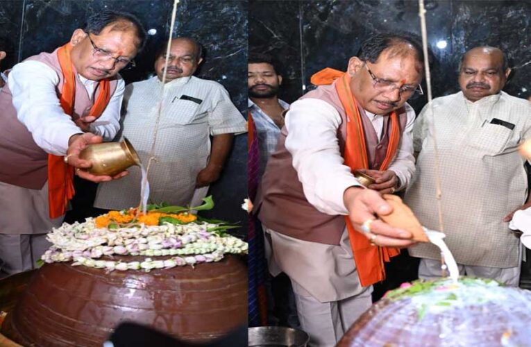 मुख्यमंत्री ने हाटकेश्वर महादेव मंदिर में पूजा-अर्चना कर प्रदेशवासियों के सुख समृद्धि की कामना की