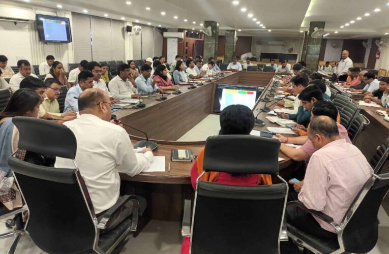 Meerut में IGRS शिकायतों पर लापरवाही: 9 अफसरों की वेतन कटौती, 155 को नोटिस