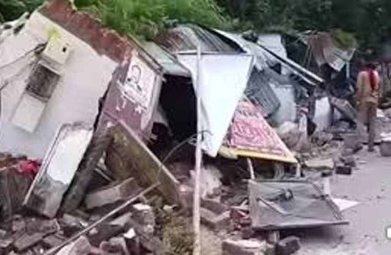 लखनऊ सिविल कोर्ट के बाहर चला बुलडोजर, वकीलों ने किया जोरदार विरोध प्रदर्शन