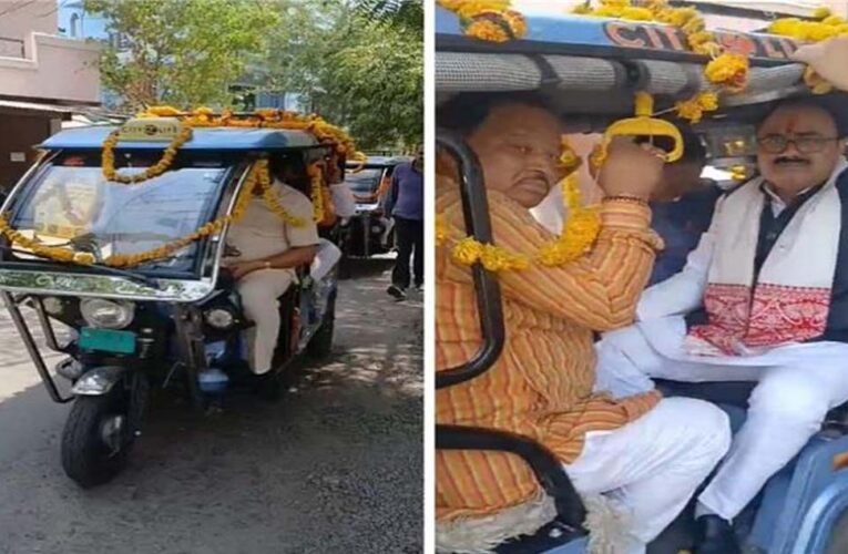 ई-रिक्शा से पदभार ग्रहण करने पहुंचे MP लघु उद्योग निगम अध्यक्ष, पेट्रोल-डीजल बचाने का दिया संदेश