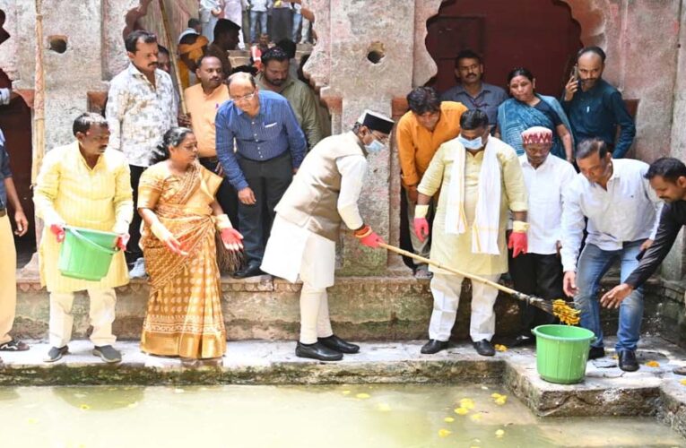 मंत्री विश्वास सारंग ने द्वारका नगर में बावड़ी की सफाई हेतु किया श्रमदान