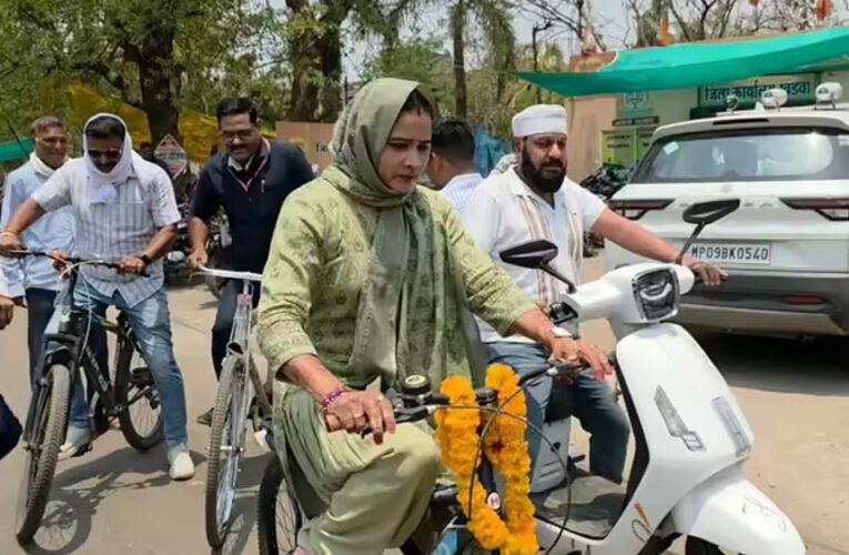 खंडवा में विधायक कंचन तनवे की साइकिल यात्रा चर्चा में, महापौर अमृता यादव ई-कार के साथ हुईं शामिल