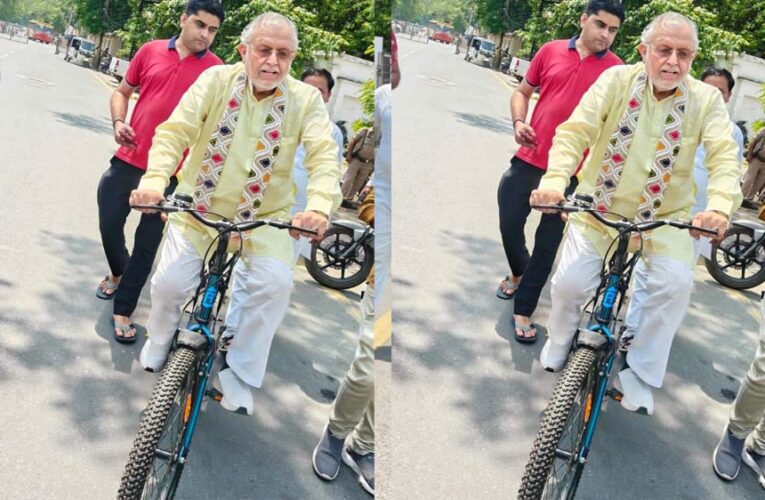 सीएम योगी की प्रेरणा से ईंधन बचत अभियान को मिली नई रफ्तार, साइकिल से विधानसभा पहुंचे वित्त मंत्री