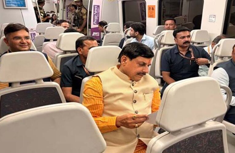 मुख्यमंत्री डॉ. यादव ने दिल्ली मेट्रो में किया सफर