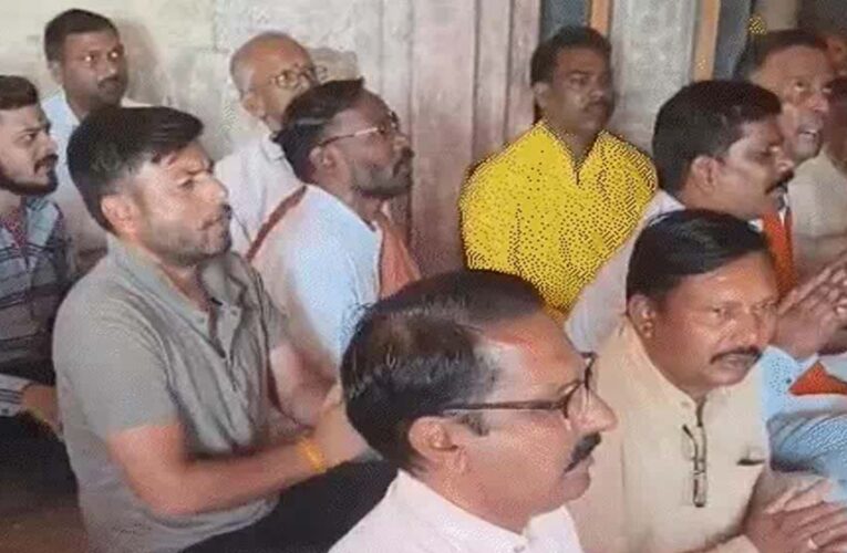 हाईकोर्ट के फैसले के बाद भोजशाला में गूंजा हनुमान चालीसा पाठ, श्रद्धालुओं ने किए मां वाग्देवी के दर्शन