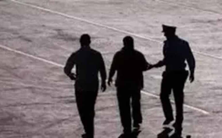 संयुक्त राज्य अमेरिका में बड़ा खुलासा: कनाडा में हथियार तस्करी के आरोप में पाकिस्तानी नागरिक समेत 3 गिरफ्तार