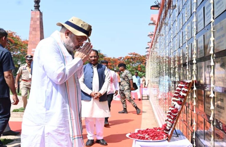 केंद्रीय गृहमंत्री अमित शाह ने अमर वाटिका में शहीदों को दी श्रद्धांजलि, परिजनों से की आत्मीय मुलाकात
