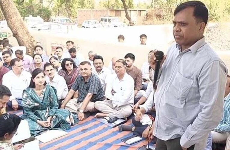रीवा कलेक्टर का अनोखा दौरा, 42 अफसरों संग नॉन-एसी बस से गांव पहुंचे; टिकुरी में लगाई चौपाल