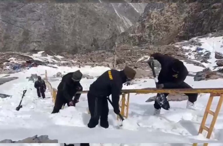 हेमकुंड साहिब में बिछी सफेद चादर, बर्फ काटकर रास्ता बनाने में जुटी सेना