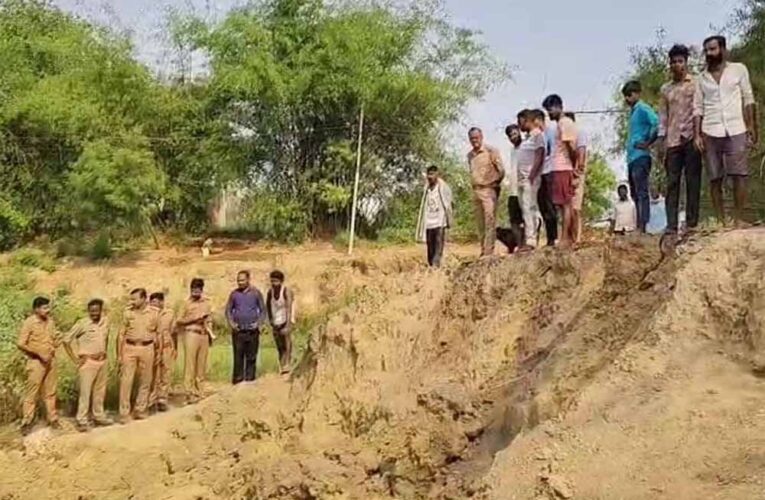 मिट्टी का कहर: 8 महिलाओं पर ढहा टीला, मां-बेटी समेत 3 की दर्दनाक मौत