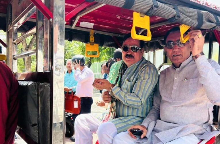 ई-रिक्शा से कैबिनेट बैठक के लिए मंत्रालय पहुंचे मंत्री द्वय श्री टेटवाल और  पंवार
