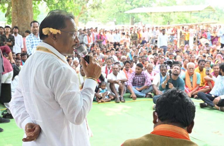 तेंदूपत्ता संग्राहकों के बीच पहुंचे मुख्यमंत्री, महुआ पेड़ के नीचे लगाई चौपाल