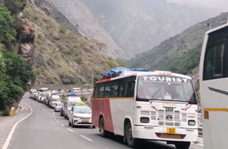 जोशीमठ में 7 किमी लंबा जाम, गर्मी और छुट्टियों में वाहनों का भारी दबाव