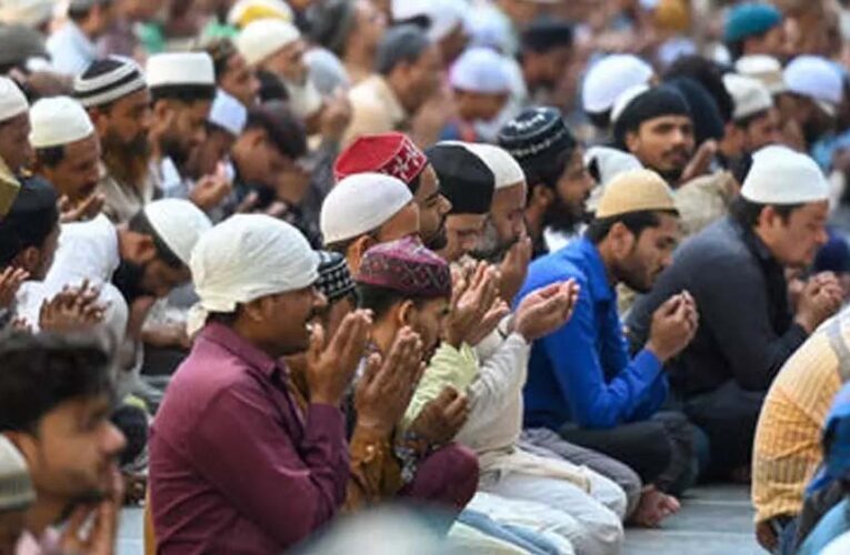 सड़क पर नमाज को लेकर बढ़ा विवाद, मौलाना साजिद रशीदी की ‘थूक-पेशाब’ वाली दलील चर्चा में