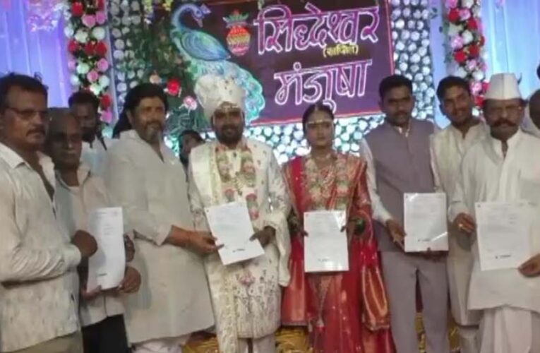 बेटे की शादी में अनोखा तोहफा, गांव के 3500 लोगों का कराया इंश्योरेंस