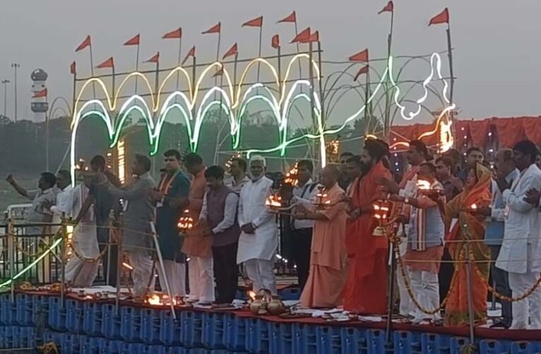 सीएम योगी ने संगम में फ्लोटिंग जेटी पर गंगा आरती का किया शुभारंभ, अब होगी हर शाम