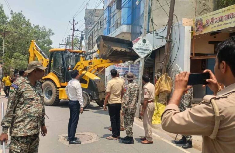वृंदावन परिक्रमा मार्ग में अतिक्रमण हटाया गया, श्रद्धालुओं को राहत
