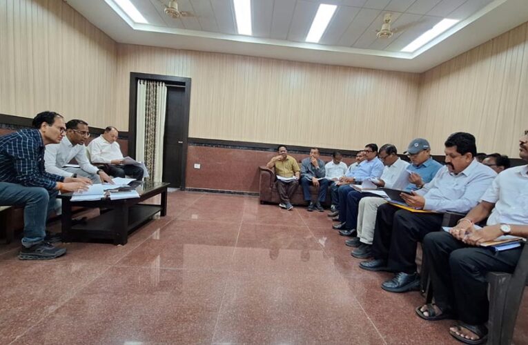 लोक निर्माण विभाग के सचिव ने सड़कों का काम देखा