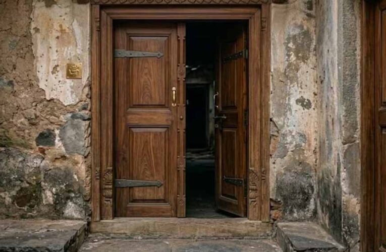 घर के मुख्य द्वार की चरमराहट भी हो सकती है वास्तु दोष, जानें कारण और उपाय