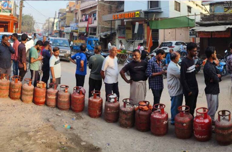 आगरा में एलपीजी संकट गहराया, गैस सिलिंडर की कमी से घरेलू और व्यावसायिक उपभोक्ता परेशान
