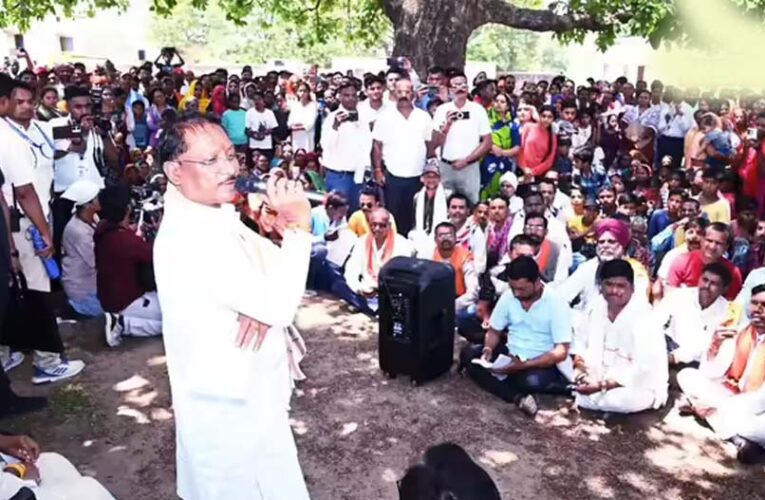 सरगुजा के ग्राम सिलमा में अचानक उतरा मुख्यमंत्री साय का हेलीकॉप्टर, खाट पर बैठकर सुनी ग्रामीणों की समस्याएं