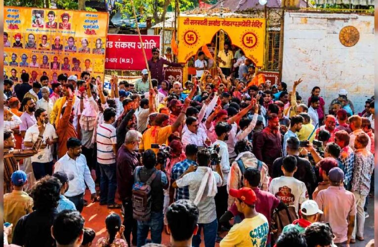 धार भोजशाला में शुरू हुई पूजा-अर्चना, मां वाग्देवी की तस्वीर लेकर पहुंचे श्रद्धालु