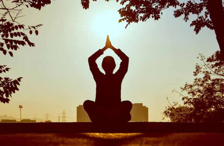 जीवन की दौड़ या मानसिक कैद? गरुड़ पुराण के अनुसार मोक्ष का असली अर्थ
