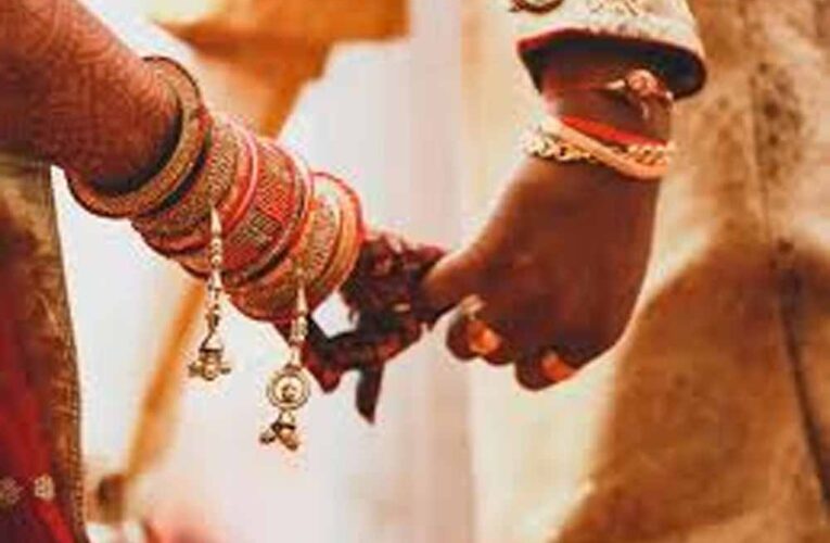 शादी में कितने फेरे? 7 नहीं, असल वैदिक परंपरा में 4 फेरे और सप्तपदी के 7 कदम