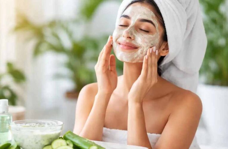 गर्मियों में ग्लोइंग स्किन के लिए चंदन, गुलाब जल और खीरे के आसान उपाय