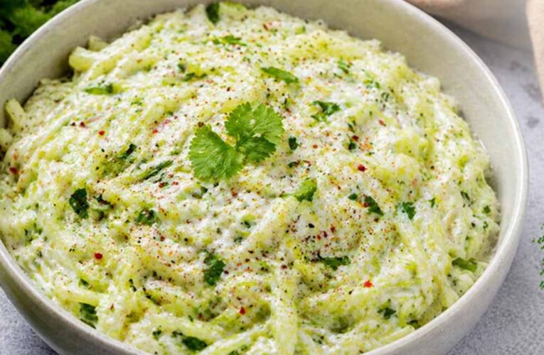 गर्मी में ठंडक और स्वाद का कॉम्बो: अचारी लौकी सलाद बनाने की आसान रेसिपी
