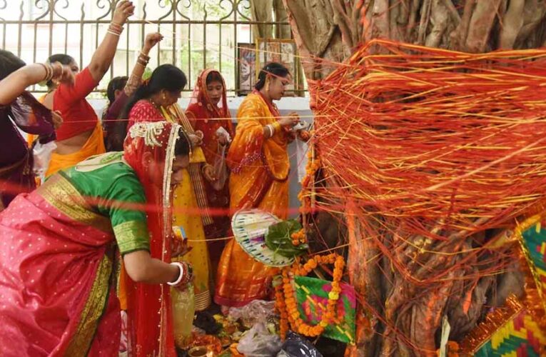 वट सावित्री व्रत 2026: परिक्रमा के दौरान इस मंत्र से मिलेगा अखंड सौभाग्य का आशीर्वाद
