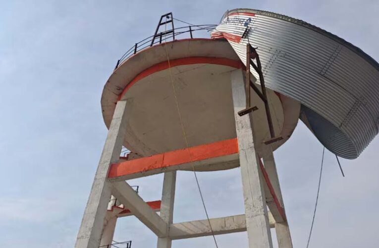सिद्धार्थनगर में आंधी का कहर: 32 लाख की पानी टंकी तिनके की तरह टूटी, ऊपरी हिस्सा हवा में लटका