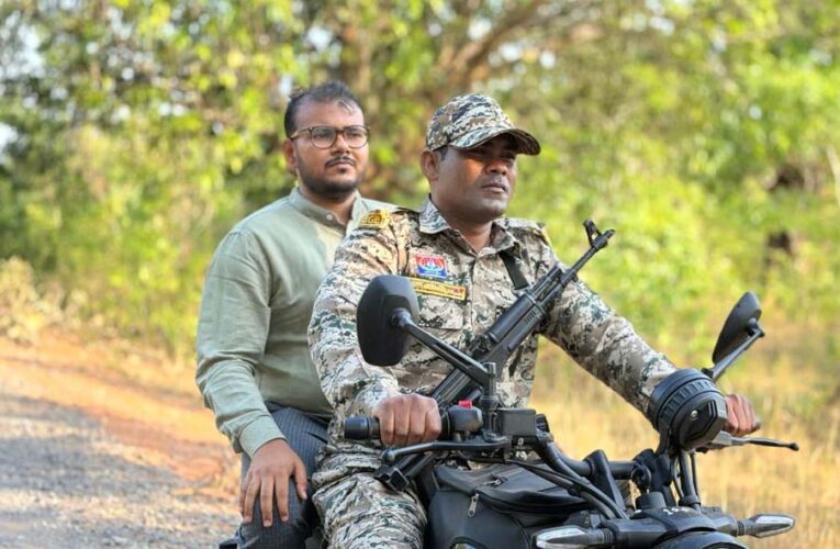 सुशासन की मोटरसाइकिल से दुर्गम पहाड़ों तक पहुँचे कलेक्टर-एसपी