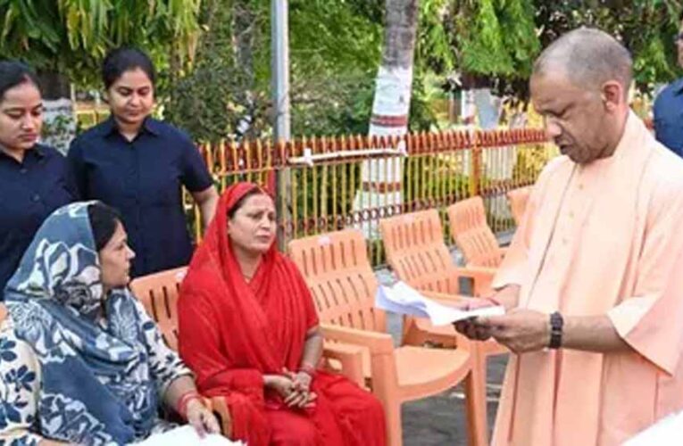 जनता दर्शन में सीएम योगी ने सुनीं समस्याएं, इलाज के लिए देंगे आर्थिक मदद