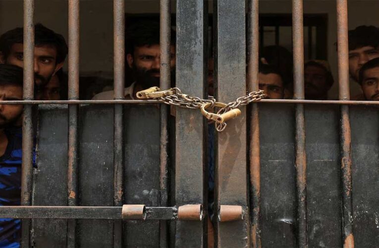 UAE ने रातों-रात पाकिस्तानियों को निकाला, ना कारण बताया ना मोहलत दी
