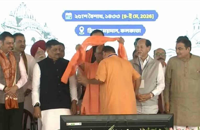 सीएम योगी ने बंगाल के नए मुख्यमंत्री को भगवा अंगवस्त्र पहनाया
