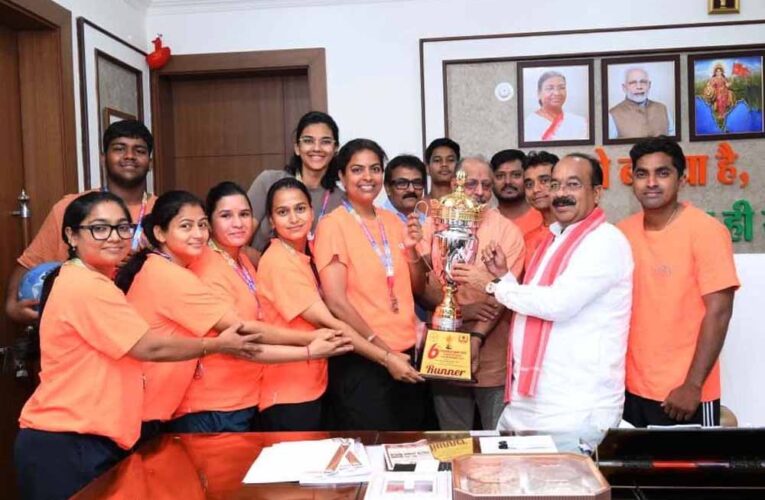 उप मुख्यमंत्री  अरुण साव से फेडरेशन कप मिक्स्ड नेटबॉल चैंपियनशिप में रजत पदक जीतने वाले खिलाड़ियों ने की मुलाकात