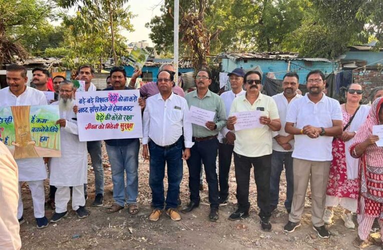 अयोध्या नगर में पेड़ों की कटाई पर फूटा जनआक्रोश, पर्यावरण प्रेमियों ने किया विशाल प्रदर्शन