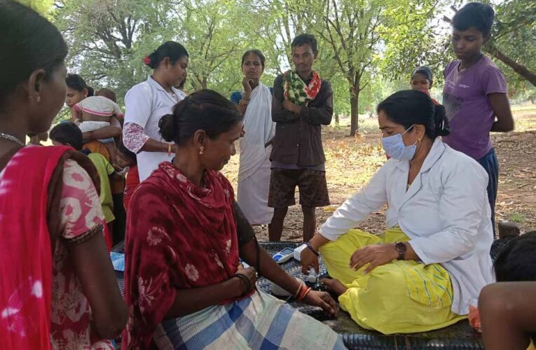दुर्गम जंगलों के बीच पहुंची स्वास्थ्य सेवा, 771 ग्रामीणों की हुई जांच