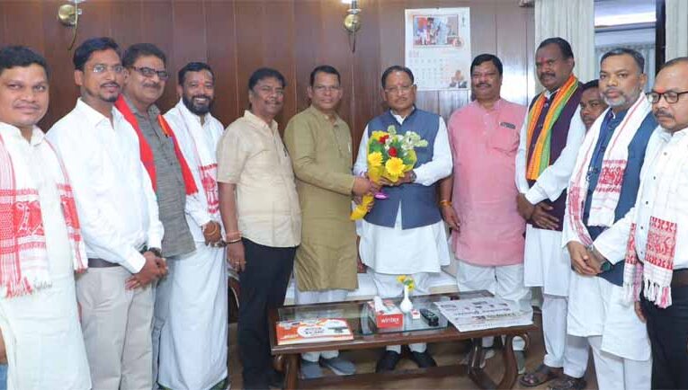 मुख्यमंत्री विष्णुदेव साय से सर्व आदिवासी समाज के प्रतिनिधिमंडल की सौजन्य मुलाकात