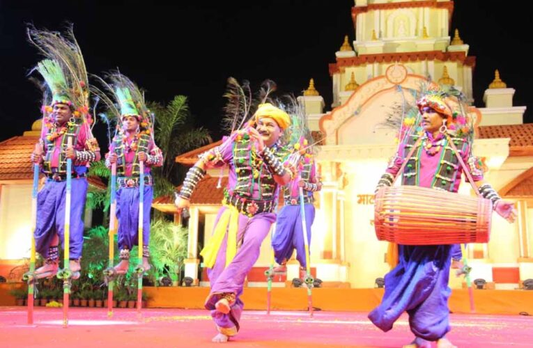 इंदौर मालवा महोत्सव में छाया रहा गेड़ी नृत्य का जादू