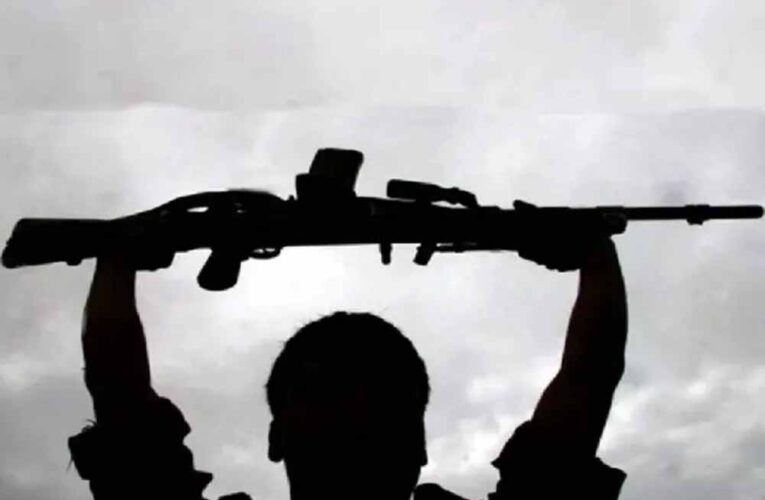 माओवादी संगठन को बड़ा झटका, 20 लाख के इनामी नरहरि और पत्नी ने किया सरेंडर
