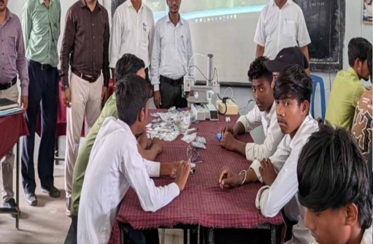 तकनीक की नई उड़ान: उन्मुखीकरण कार्यक्रम में विद्यार्थी सीख रहे AI, रोबोटिक्स और ड्रोन