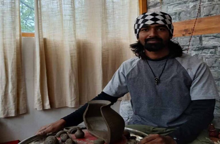 मिट्टी से रची पहचान: युवा कलाकार उत्तम साहू ने OSOA में बिखेरा छत्तीसगढ़ी कला का जादू