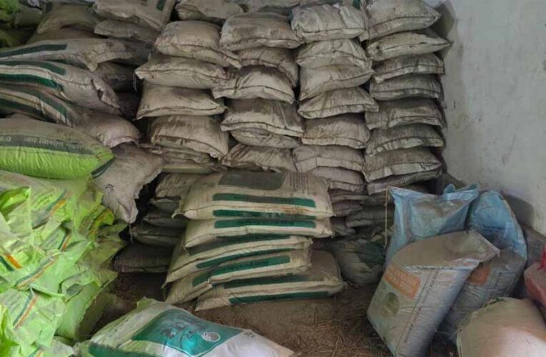 खाद गोदाम में बड़ी चोरी, 68 बोरी DAP लेकर फरार हुए बदमाश; डॉग स्क्वाड के साथ जांच में जुटी पुलिस