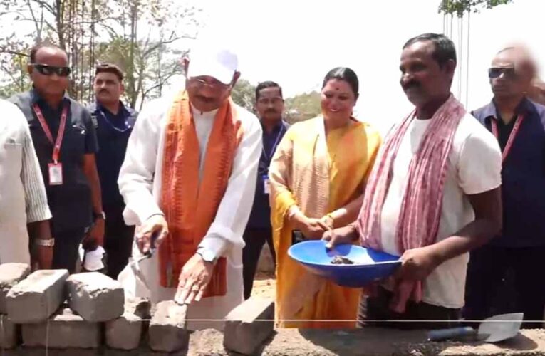 जशपुर के चंदागढ़ पहुंचे CM साय: PMAY हितग्राही के घर में ईंट रखकर बढ़ाया हौसला
