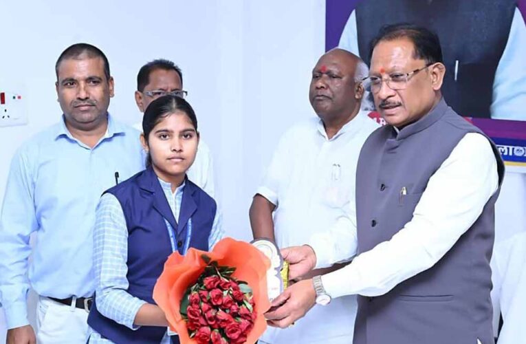 CM साय का संदेश: सपना देखो, लक्ष्य बनाओ और मेहनत करो- बलरामपुर में मेधावी छात्रों का सम्मान