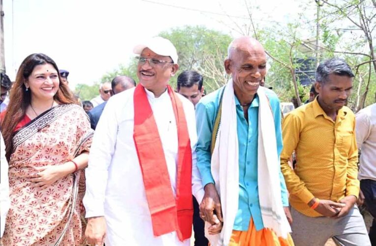 ग्रामीण के न्योते पर गृह प्रवेश करवाने पहुंचे मुख्यमंत्री साय