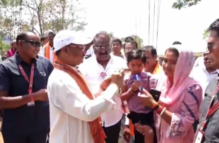 CM साय का स्नेहिल अंदाज: नन्हीं मानविका को गोद में उठाकर पहनाया चश्मा, बढ़ाया हौसला
