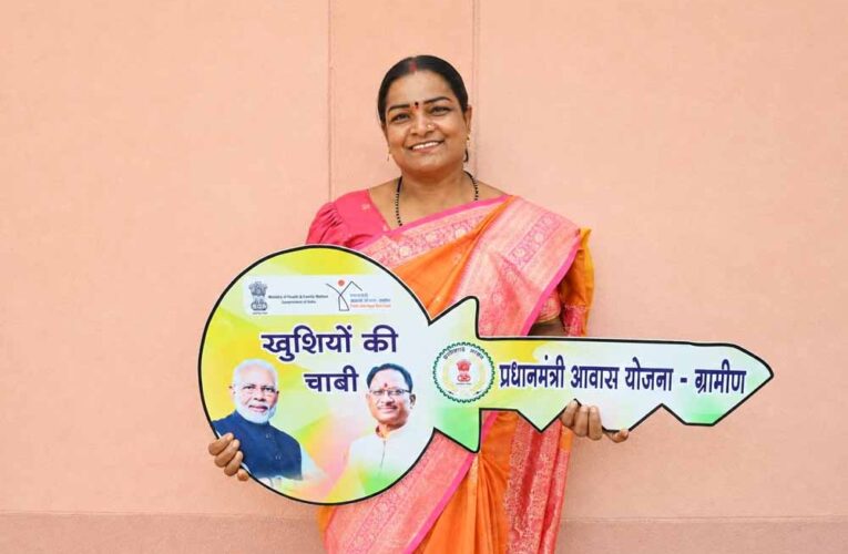 जनसमस्या निवारण शिविर में मिली प्रधानमंत्री आवास योजना की चाबी, चेहरे पर आई खुशी